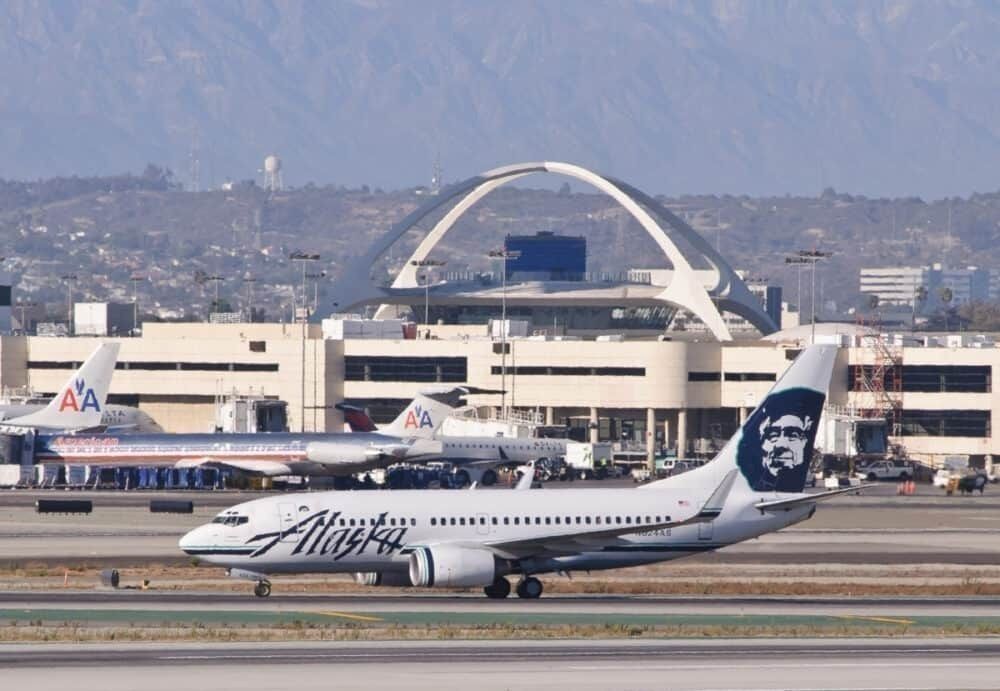 The Reason Some Boeing 737 Cockpits Have Eyebrow Windows