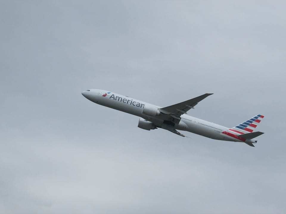 american-airlines-plane-taking-off