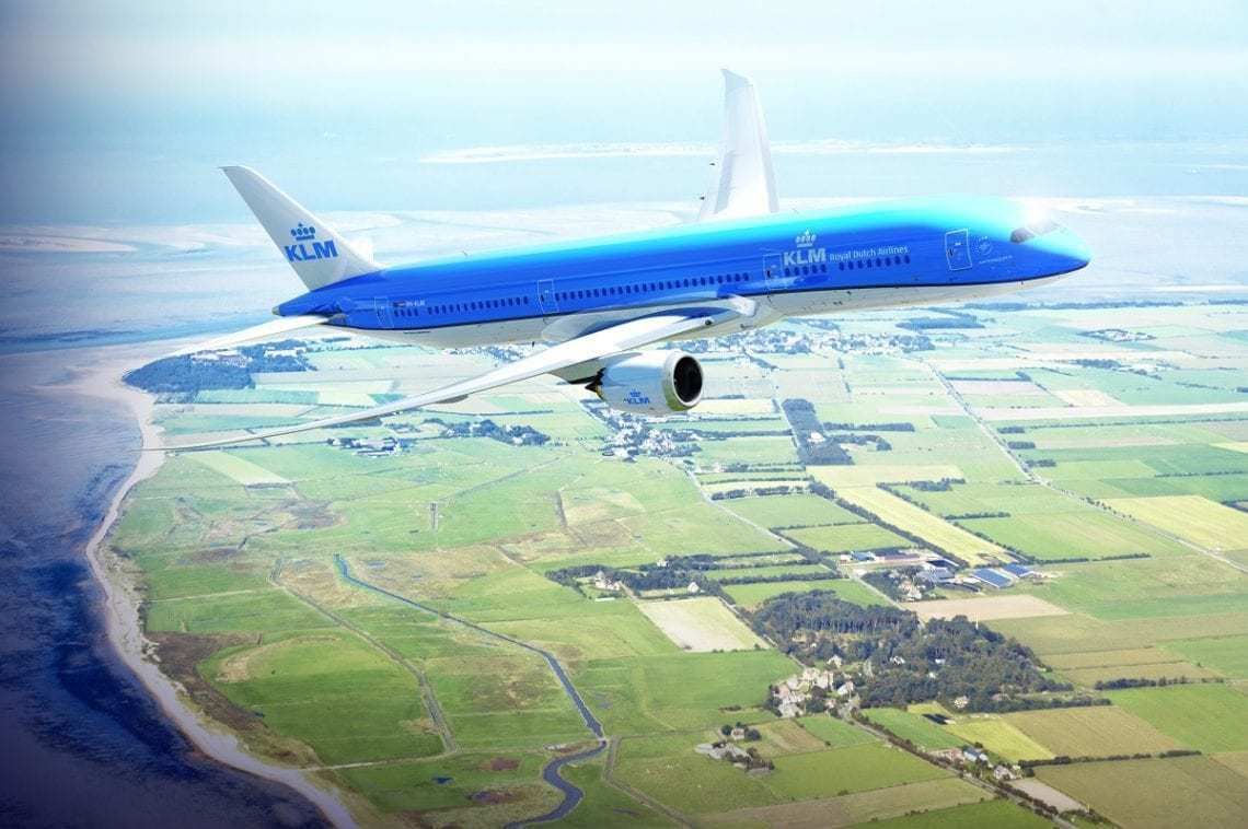 KLM 787-900 in flight