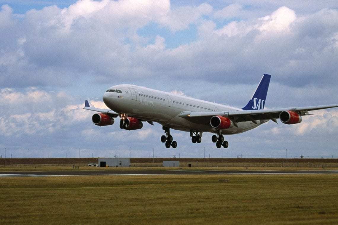 SAS airliner landing