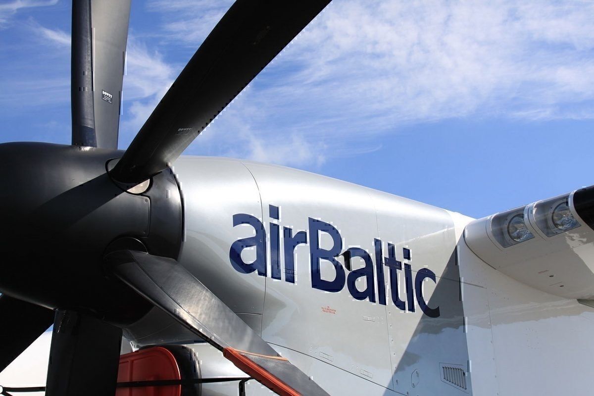 airBaltic Q400 engine 