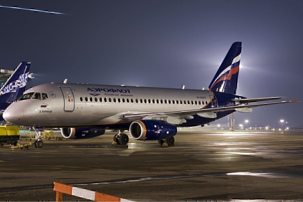 Aeroflot_Sukhoi_Superjet_RA-96007_Petrov-1