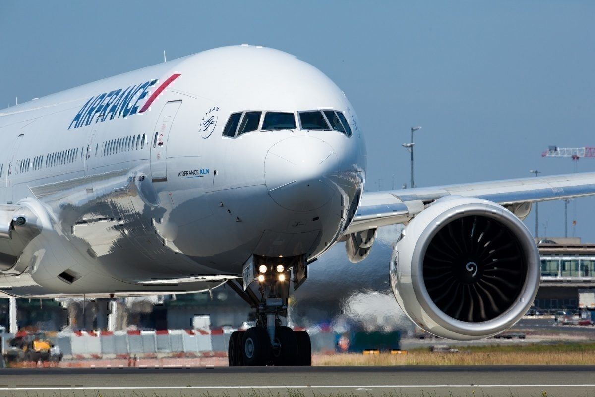 Air-France-777-300-loses-engine-powere