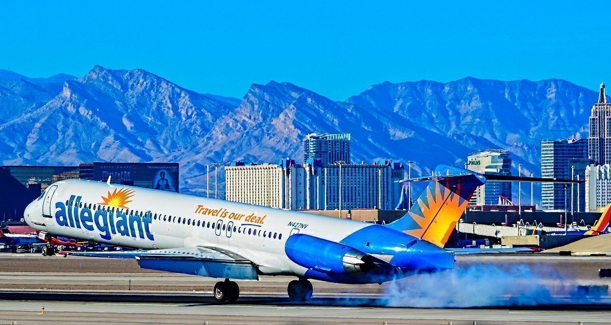Allegiant-MD-80-landing-in-las-Vegas
