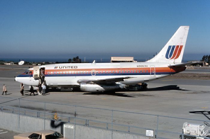 United 737-200
