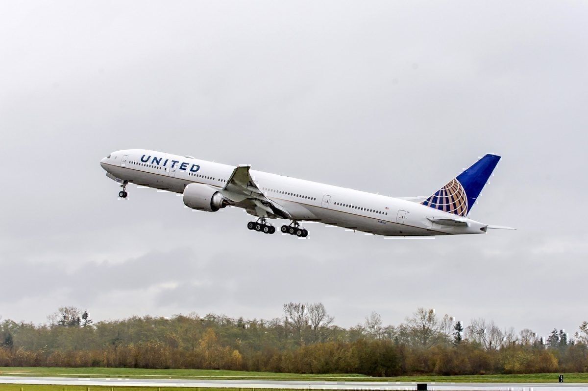 United Airlines B777-300 taking off