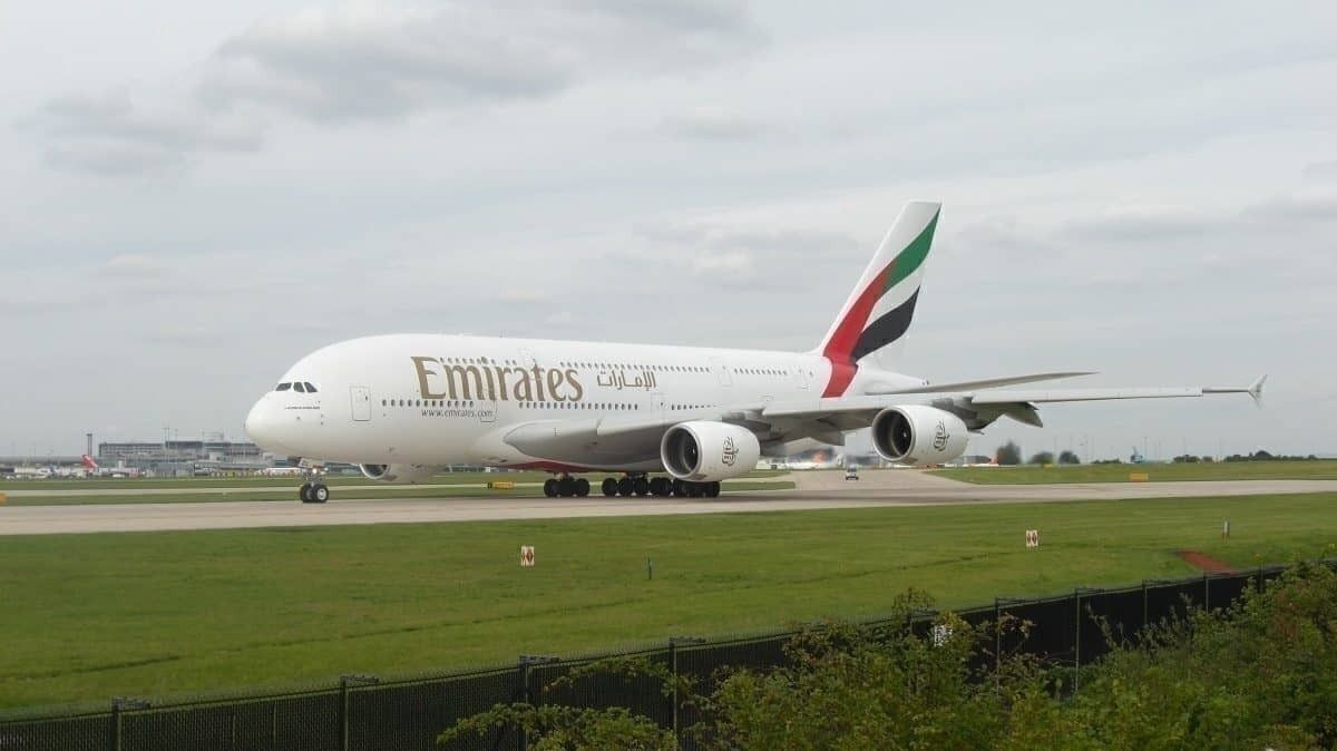 Emirates_A380_at_Manchester
