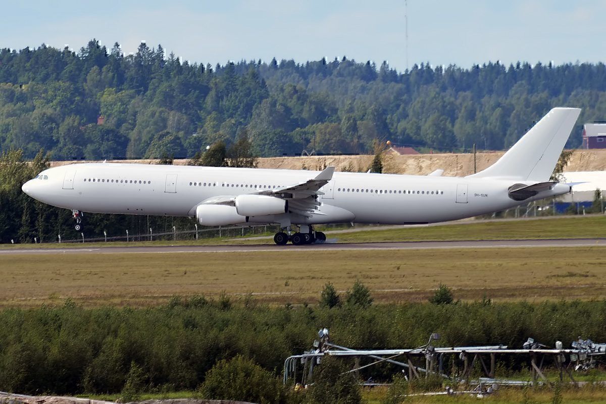 Hi Fly Airbus A340 Emergency Landing