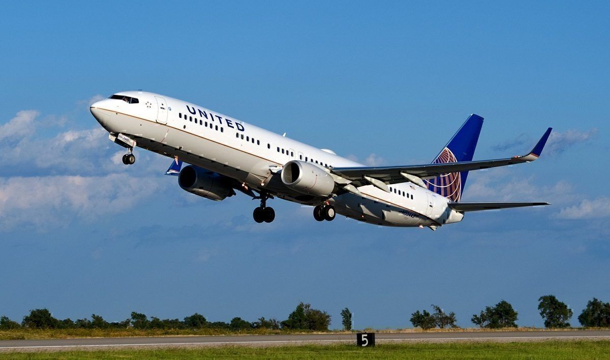 United Airlines B737 take off