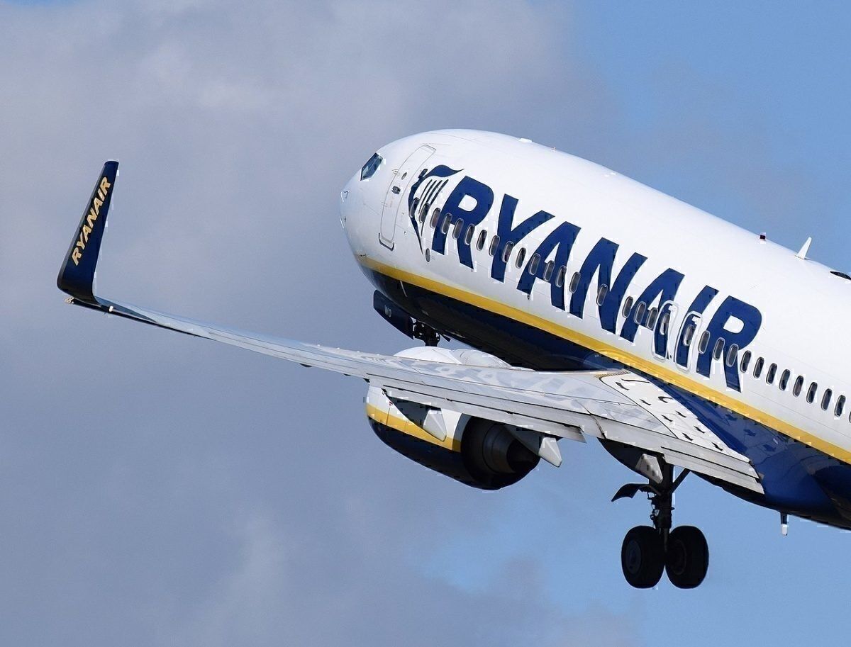 Ryanair_Boeing 737-800 (EI-DWO) takes off from Bristol Airport, England, 23Aug2014