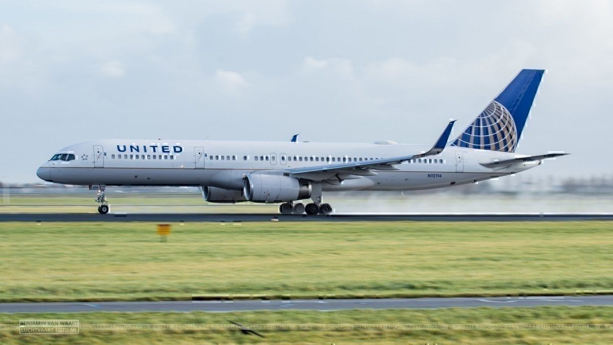 A United Airlines Boeing 757-200 landing at Amsterdam Schipol Airport