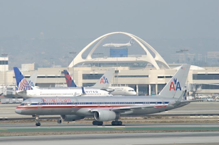 An American Airlines Boeing 757 at LAX