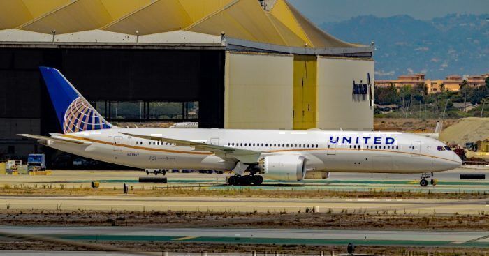 A United Airlines Boeing 787-9 Dreamliner at Los Angeles International Airport