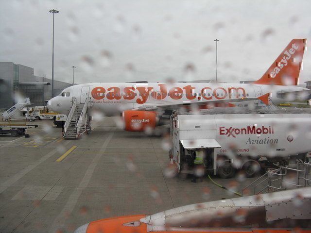 easyJet-luton-airport-rain