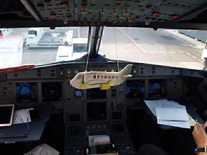 vueling-airbus-cockpit