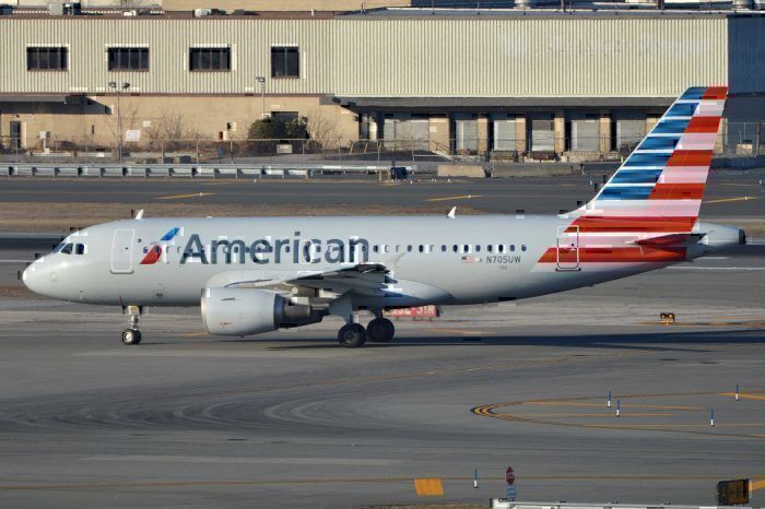 AA A319 on taxiway
