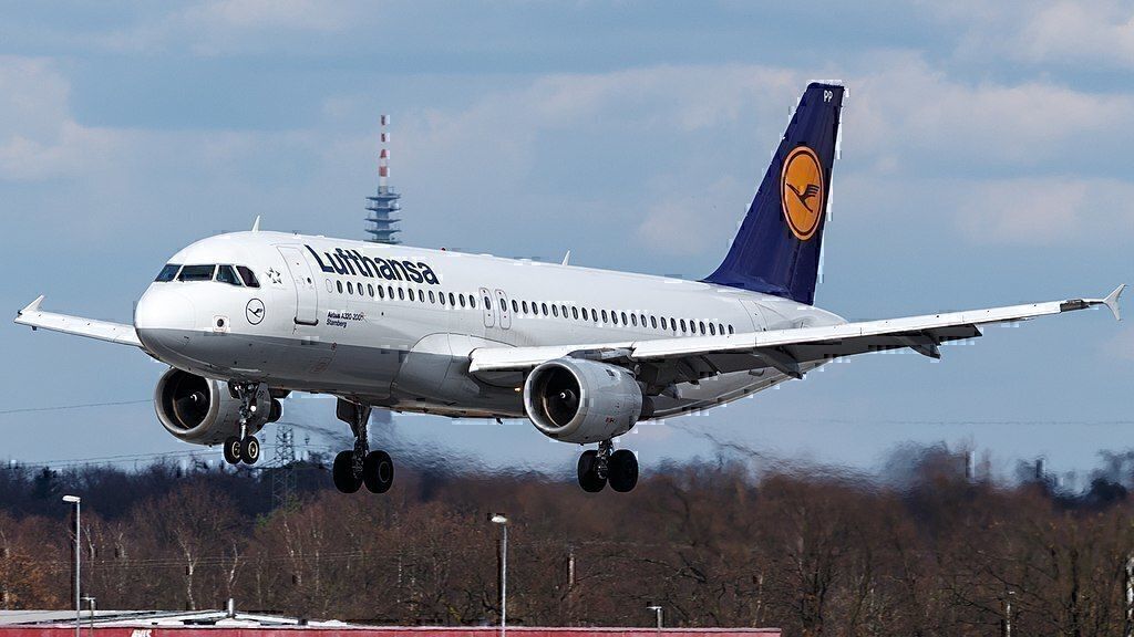 1024px-D-AIPP_Lufthansa_A320_(40342763075)