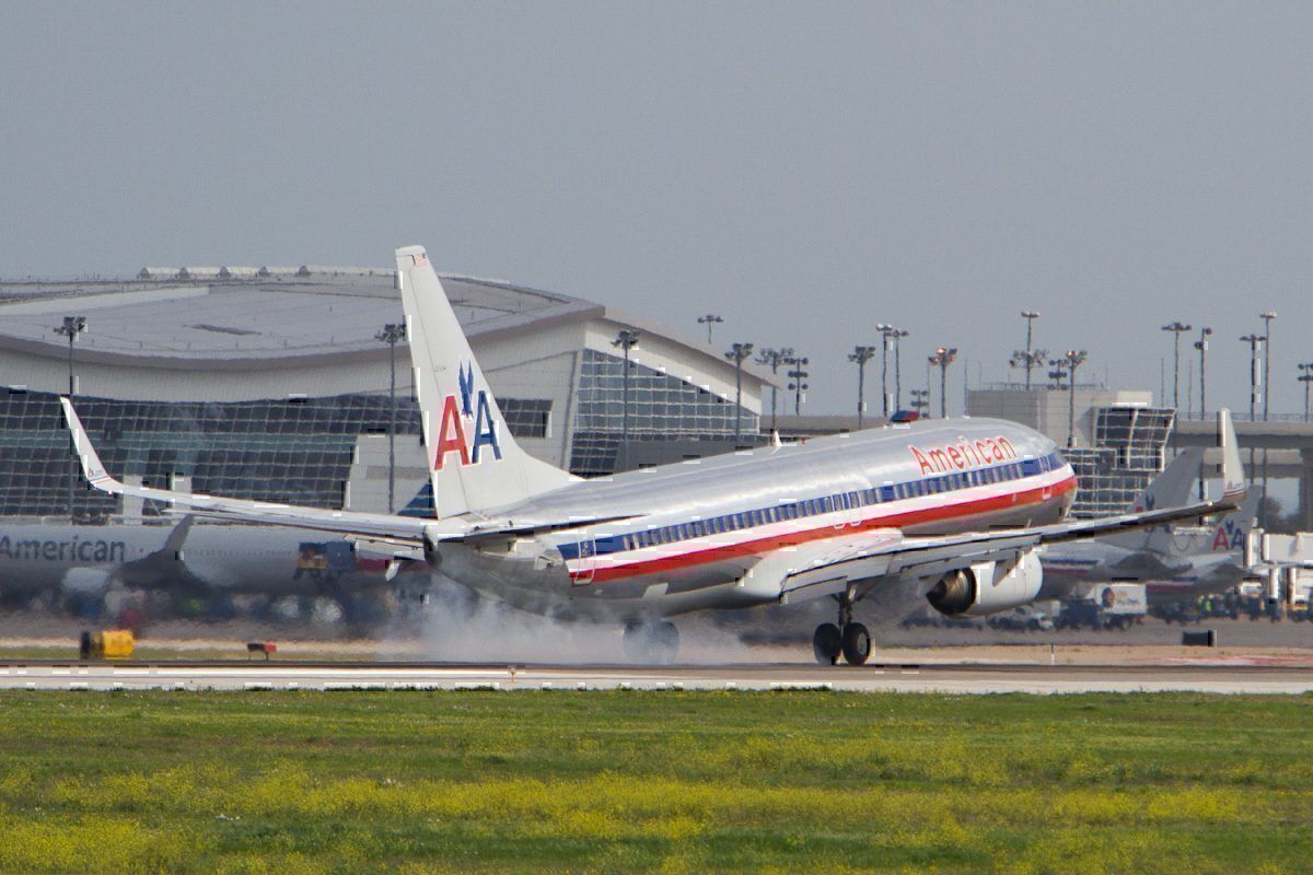 American Airlines 737 landing