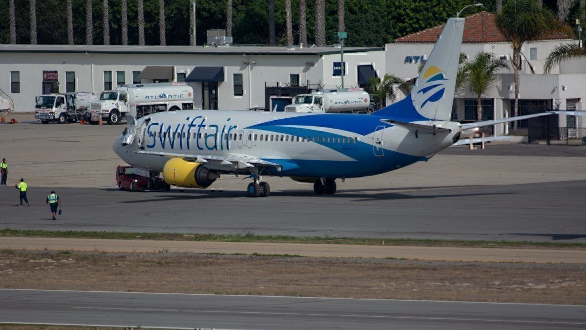Swift Air Boeing 737-400