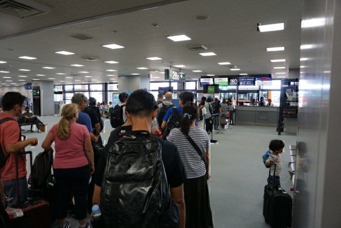 long line, boarding wait