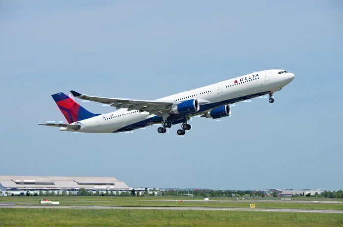 Delta Air lines jet take-off