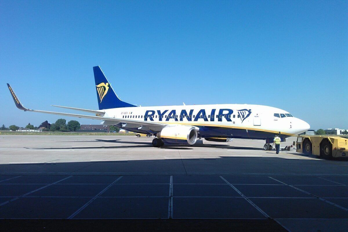is ryanair a public or private company