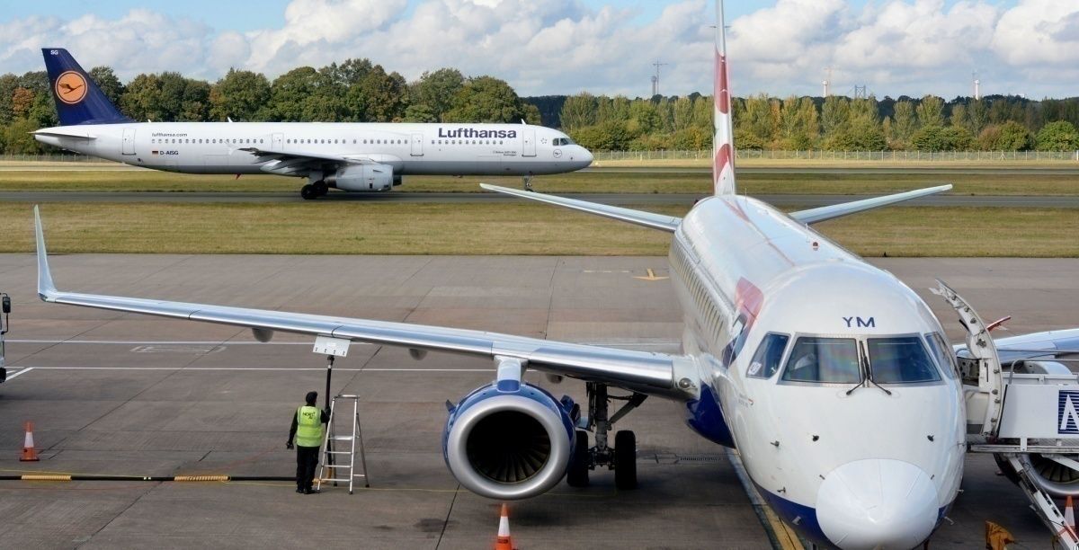 A British Airways Embraer ERJ-190 SR is on stand, being refuelled.