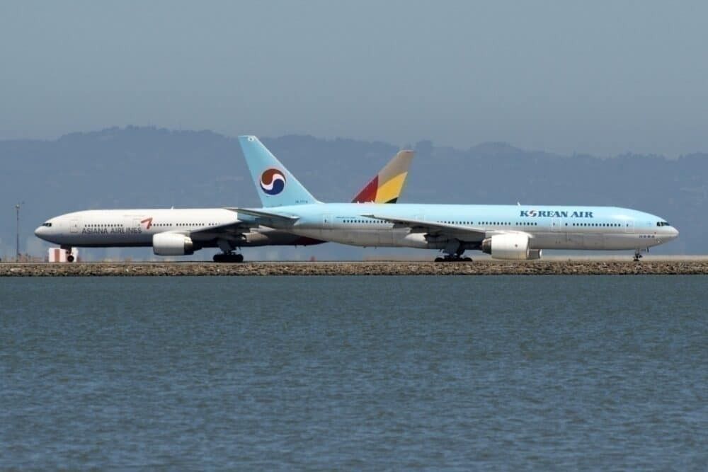 Asiana Airlines HL7756 Boeing 777-28E(ER) &amp; Korean Air Lines HL7714 Boeing 777-2B5(ER) heading to Incheon Int'l