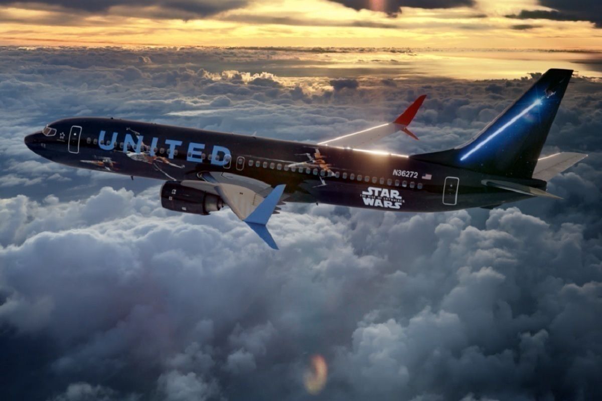 United new livery 737 in flight