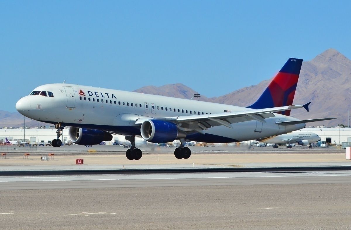 Delta air lines airbus a320 windshield shattered above utah