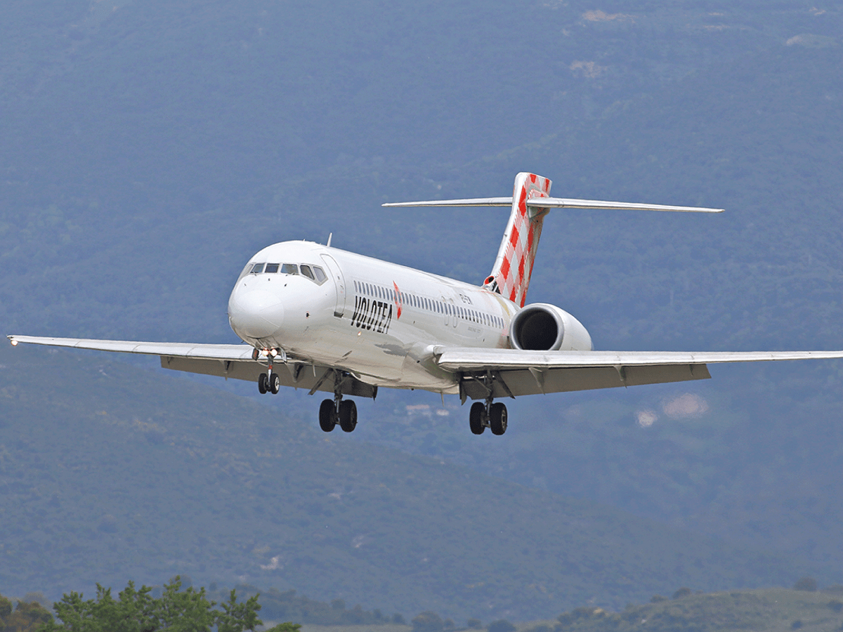 Boeing 717 on final approach in Volotea Livery