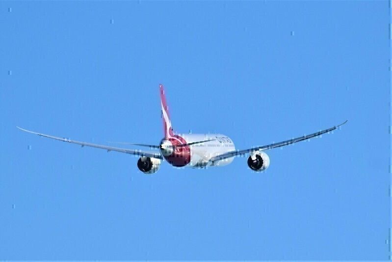 Quantas Dreamliner takes off from Adelaide