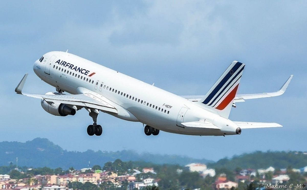 Air France Airbus A320 (F-HEPF) taking off at Martinique Aimé Césaire International Airport