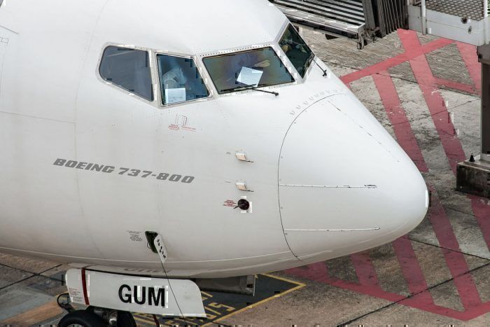 Boeing 737 cockpit windows