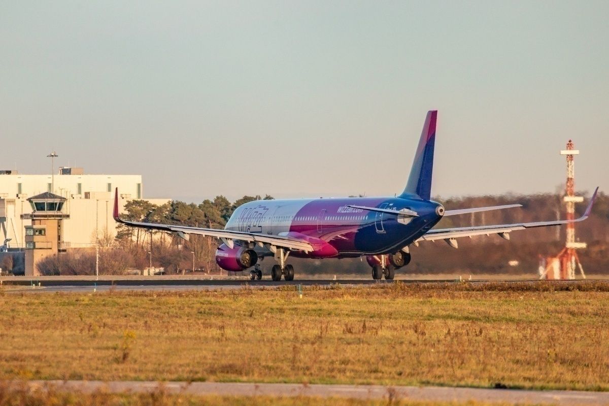 Wizz Air A321-200 from behind