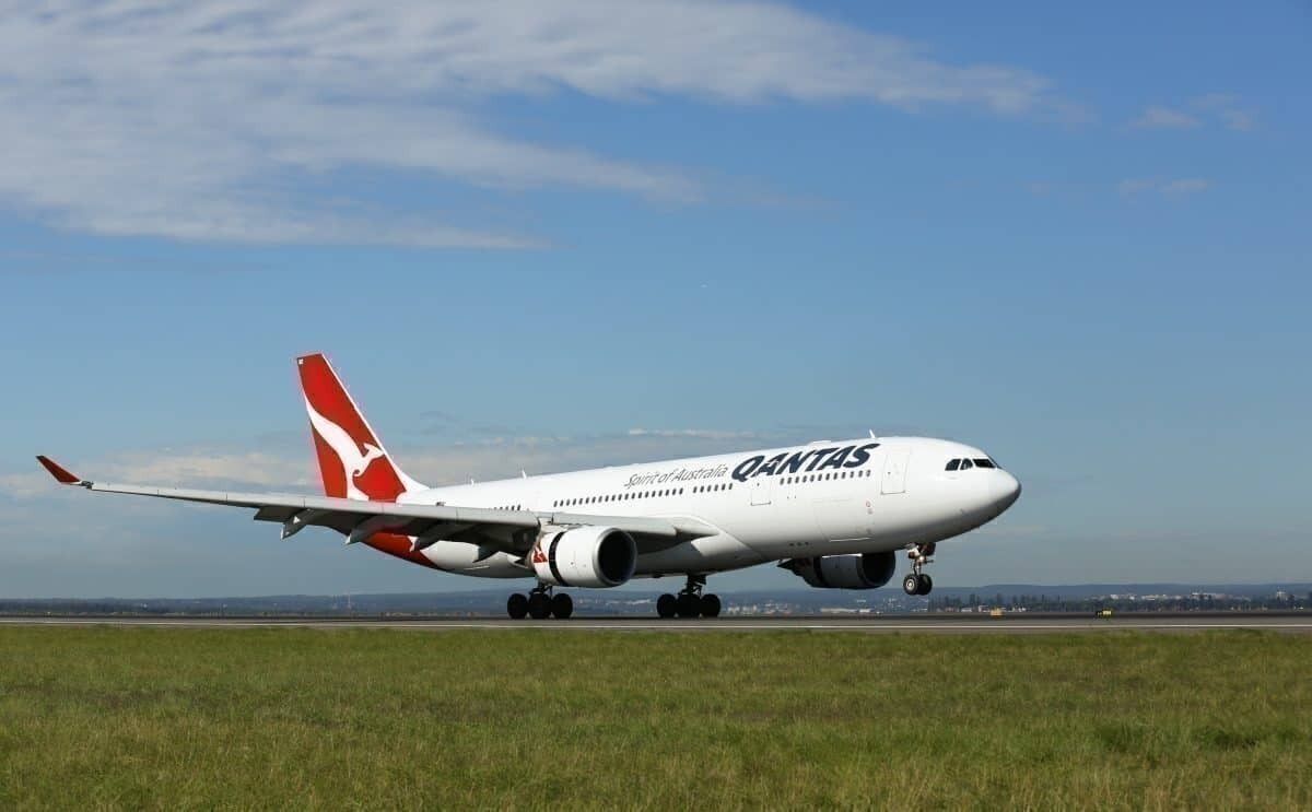 qantas-a330-sticky-landing-gear