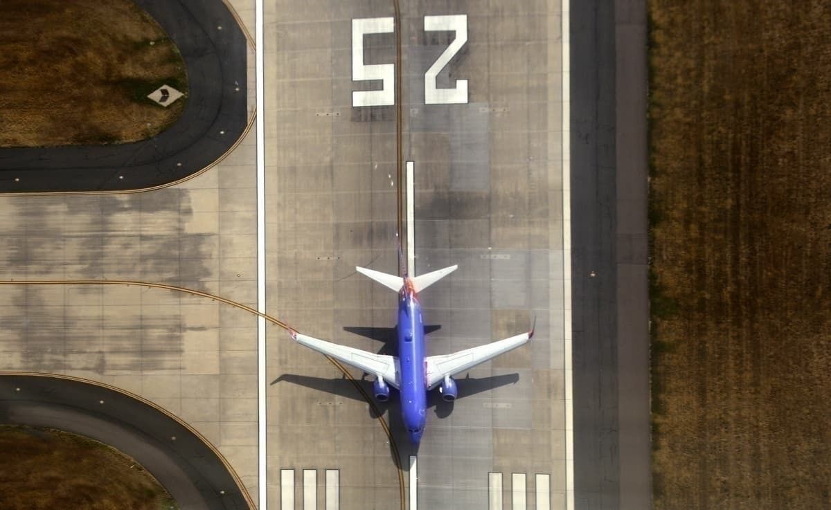 Southwest jet on runway 25