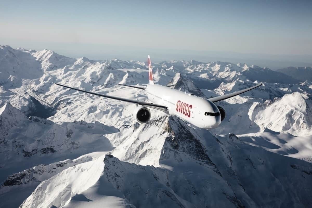 邦楽 A Report of the Birdstrike SWISS Boeing 777-300ER Suffers Bird Strike