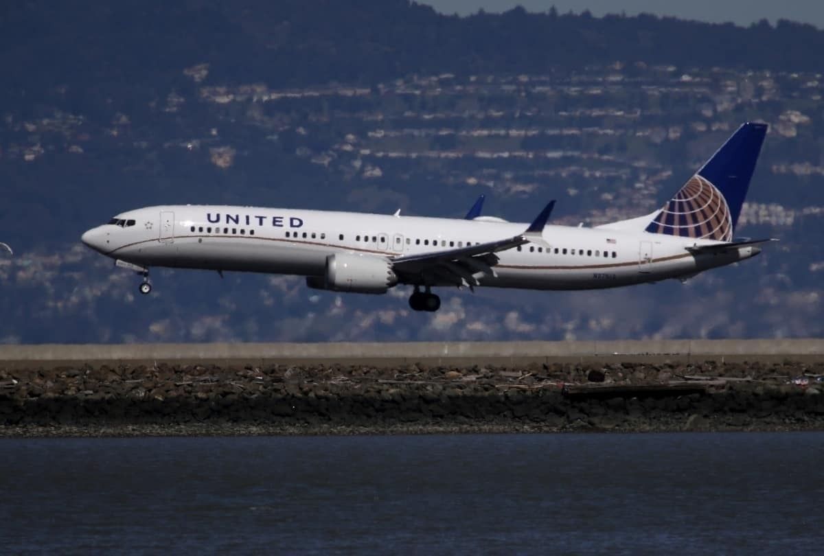 United Airlines take-off