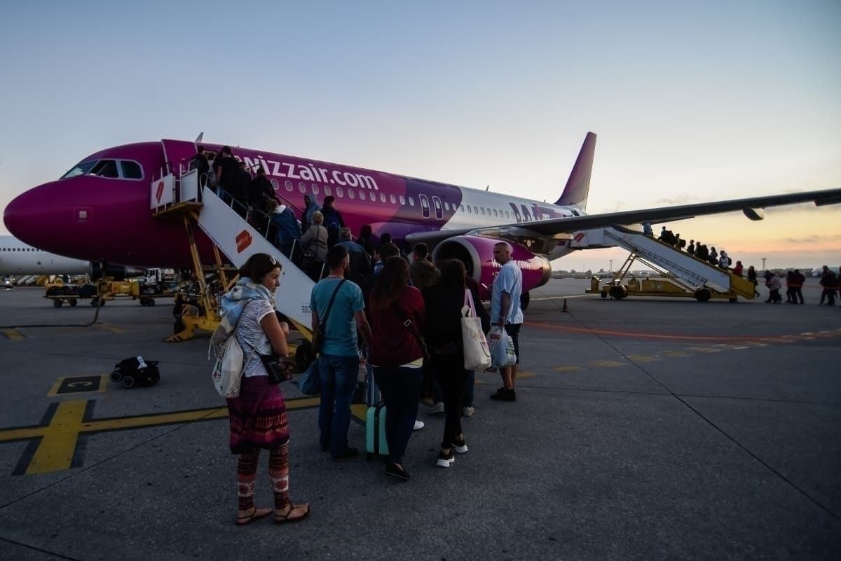 Passengers boarding Wizz A320