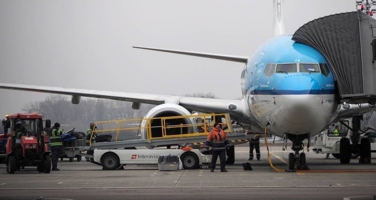 KLM 737 loading
