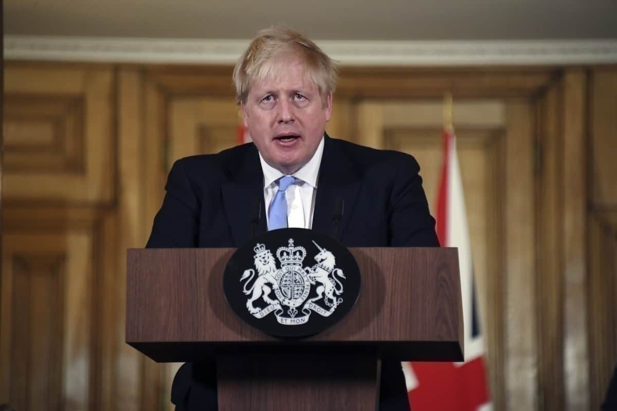 Boris Johnson announcing quarantine measures