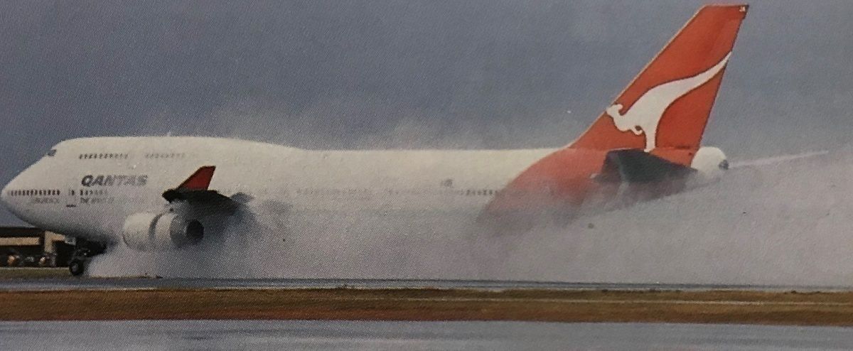 qantas-747-rain-landing