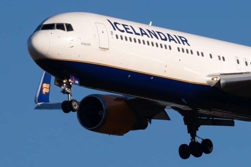 Icelandair B767-300ER landing