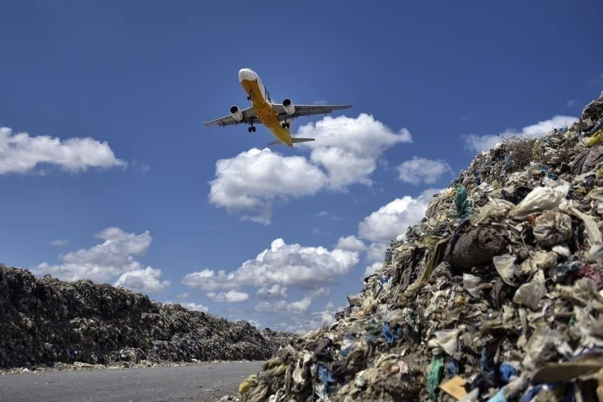 Plane flies over landfill in the Philippenes