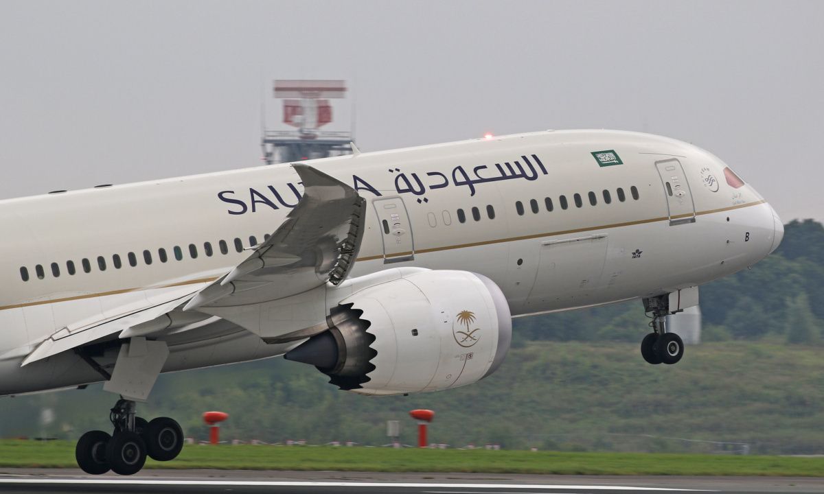 Saudia 787 taking off