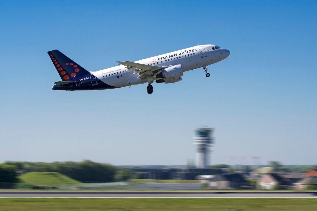 A319 in flight, Brussels Airlines