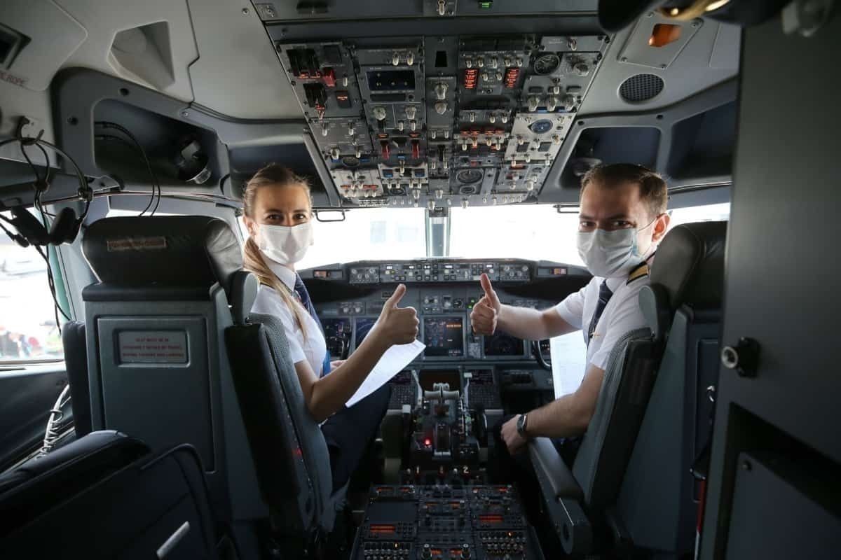 2 pilots in Turkish Airways cockpit
