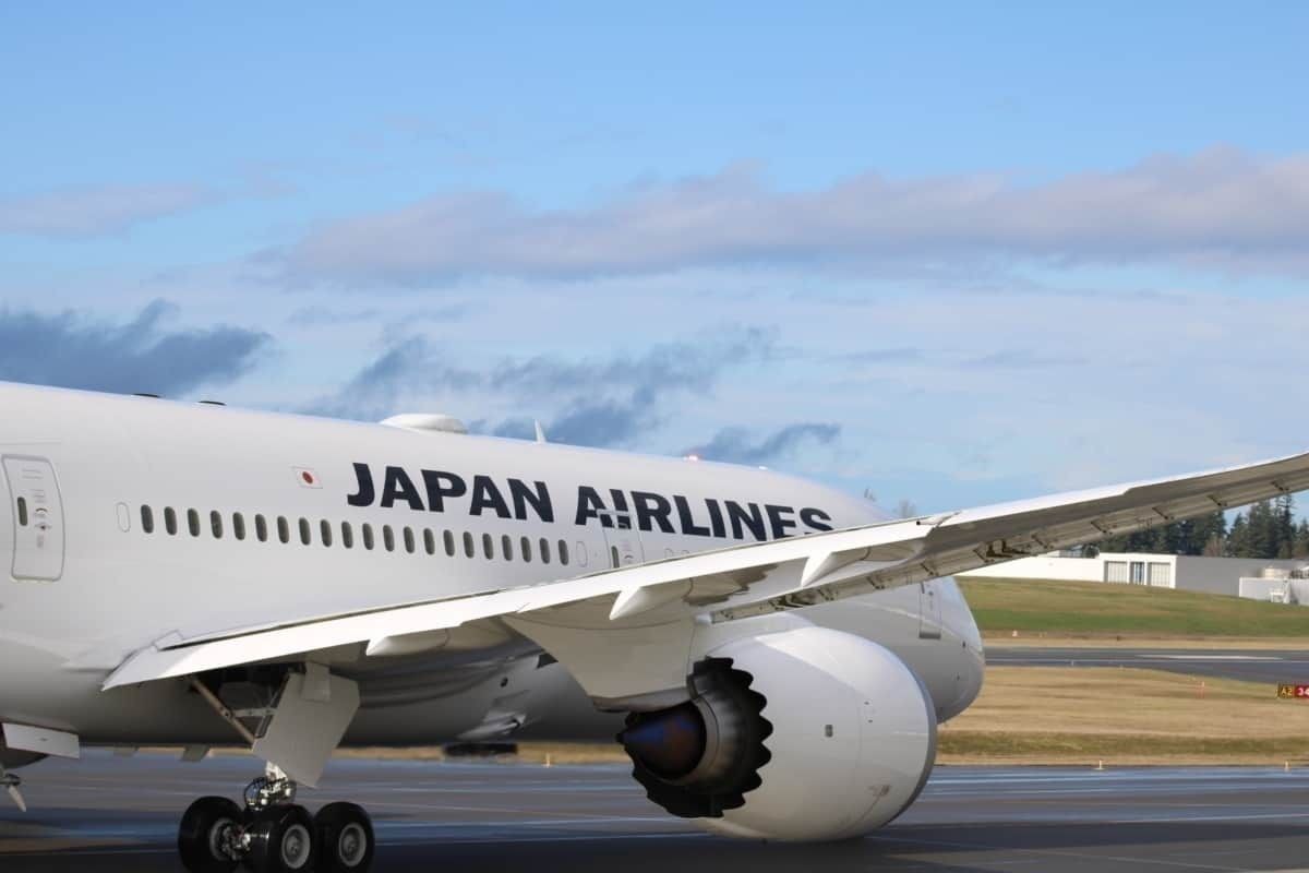 A JAL boeing 787 taxiing to the runway.