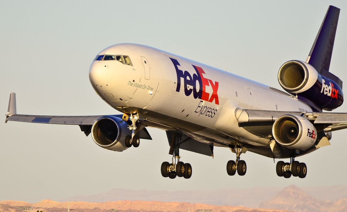 FedEx MD-11 landing